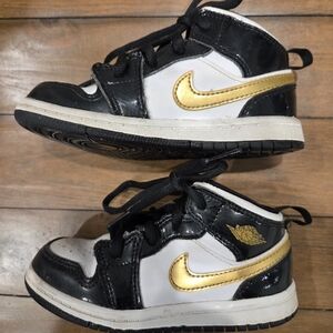 Nike Kids Black and Gold Sneakers